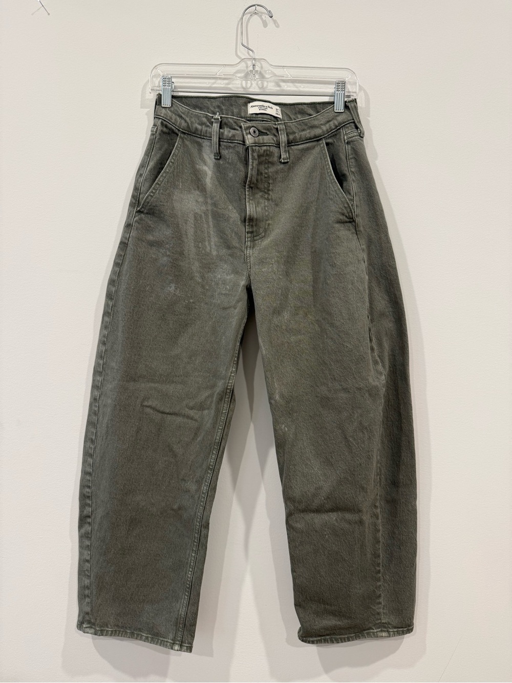 BRAND NEW Abercrombie High Rise Barrel Jeans